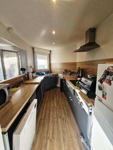 Idéalement situé au rdc d'une résidence juste à coté du jardin public.
Cet appartement Type 2 offre:
Une entrée avec placards de rangement desservant une belle cuisine aménagée semi-ouverte sur une pièce de vie lumineuse grâce à ces ouvertures et sa porte fenêtre donnant sur une petite terrasse, une chambre, une salle d'eau avec douche italienne, et un WC séparé.
Le logement dispose également d'une cave, et de 2 places de parking dans la résidence.
Actuellement loué 630 € - fin du bail Octobre 2027
Pas de travaux à prévoir.
A voir vite !