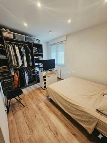 Idéalement situé au rdc d'une résidence juste à coté du jardin public.
Cet appartement Type 2 offre:
Une entrée avec placards de rangement desservant une belle cuisine aménagée semi-ouverte sur une pièce de vie lumineuse grâce à ces ouvertures et sa porte fenêtre donnant sur une petite terrasse, une chambre, une salle d'eau avec douche italienne, et un WC séparé.
Le logement dispose également d'une cave, et de 2 places de parking dans la résidence.
Actuellement loué 630 € - fin du bail Octobre 2027
Pas de travaux à prévoir.
A voir vite !