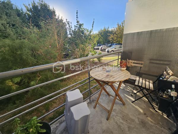 Idéalement situé au rdc d'une résidence juste à coté du jardin public.
Cet appartement Type 2 offre:
Une entrée avec placards de rangement desservant une belle cuisine aménagée semi-ouverte sur une pièce de vie lumineuse grâce à ces ouvertures et sa porte fenêtre donnant sur une petite terrasse, une chambre, une salle d'eau avec douche italienne, et un WC séparé.
Le logement dispose également d'une cave, et de 2 places de parking dans la résidence.
Actuellement loué 630 € - fin du bail Octobre 2027
Pas de travaux à prévoir.
A voir vite !