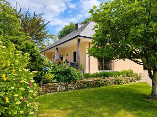 Maison de plain pied ,clé en main avec joli jardin arboré