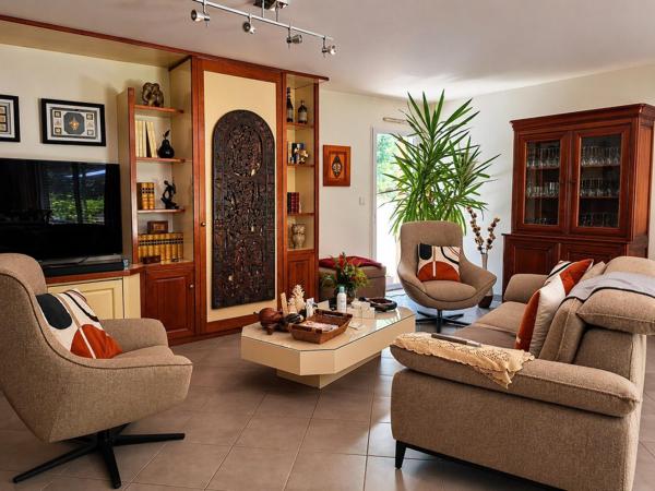 Maison de plain pied ,clé en main avec joli jardin arboré