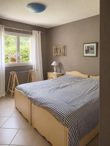 Maison de plain pied ,clé en main avec joli jardin arboré