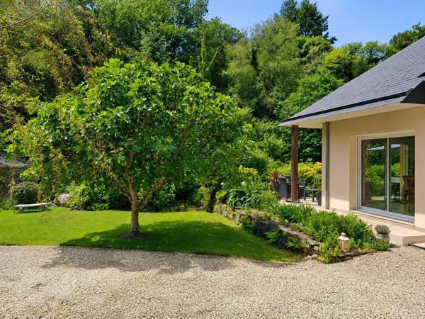 Maison de plain pied ,clé en main avec joli jardin arboré