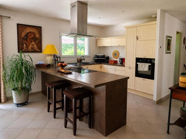 Maison de plain pied ,clé en main avec joli jardin arboré