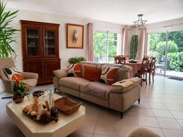 Maison de plain pied ,clé en main avec joli jardin arboré