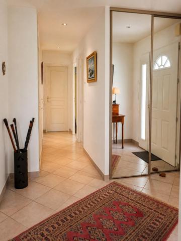 Maison de plain pied ,clé en main avec joli jardin arboré