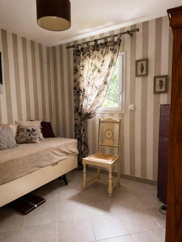 Maison de plain pied ,clé en main avec joli jardin arboré
