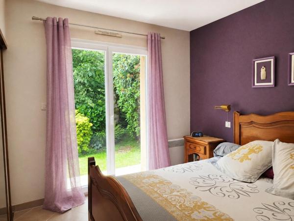 Maison de plain pied ,clé en main avec joli jardin arboré