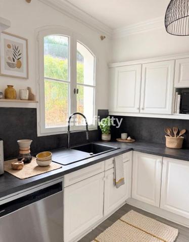 Maison
         4 pièces
        - 82 m² Bien prestige 599 000 € *