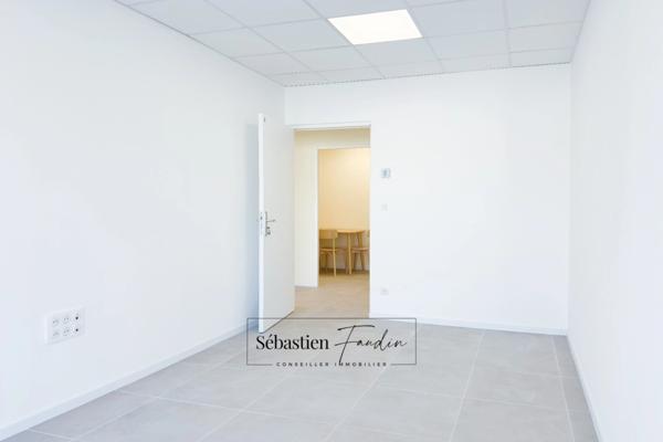 Bureau à louer LA SEYNE SUR MER (83) – 15 M² – FORTE VISIBILITÉ – BUREAUX NEUFS – PMR – STATIONNEMENTS