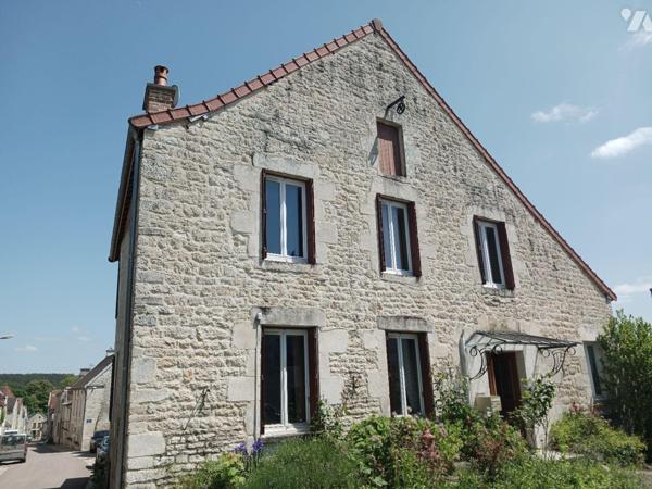 A VENDRE sur la commune de LES RICEYS (Aube), une maison à usage d'habitation, comprenant :
Au...