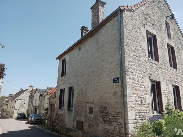 A VENDRE sur la commune de LES RICEYS (Aube), une maison à usage d'habitation, comprenant :
Au...