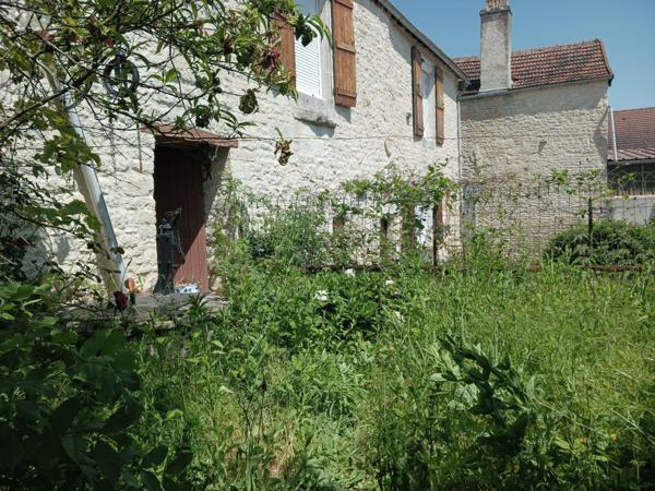 A VENDRE sur la commune de LES RICEYS (Aube), une maison à usage d'habitation, comprenant :
Au...