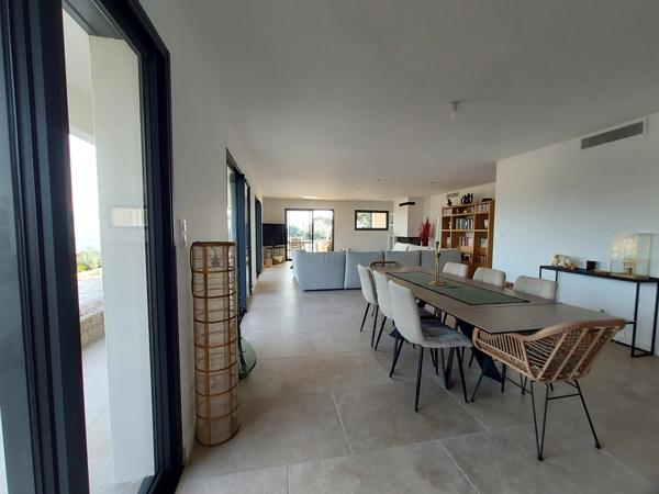 Sublime villa récente - vue mer