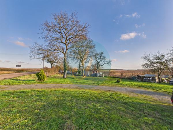 Cosne-Cours-sur-Loire (58200) Longère rénovée 92m2 avec 3 chambres, dépendance et garage.