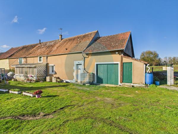 Cosne-Cours-sur-Loire (58200) Longère rénovée 92m2 avec 3 chambres, dépendance et garage.