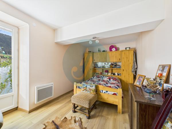 Cosne-Cours-sur-Loire (58200) Longère rénovée 92m2 avec 3 chambres, dépendance et garage.