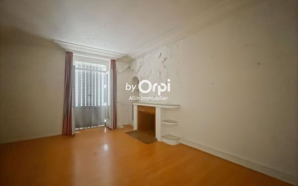 Immeuble à vendre    7 pièces • 341 m2 Montluçon