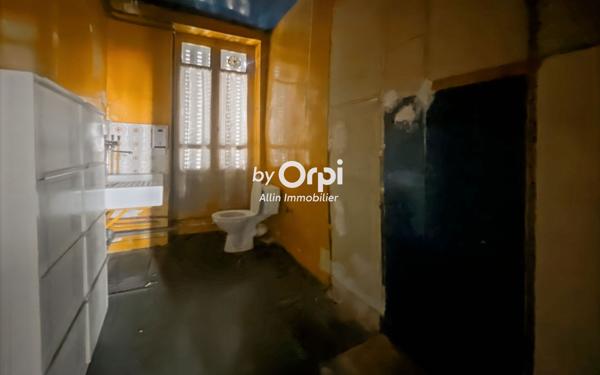 Immeuble à vendre    7 pièces • 341 m2 Montluçon