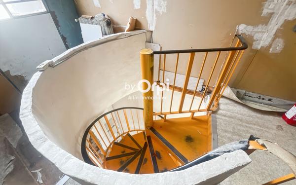 Immeuble à vendre    7 pièces • 341 m2 Montluçon