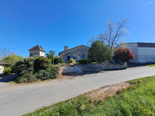 Maison de caractère en pierre dans un hameau .
