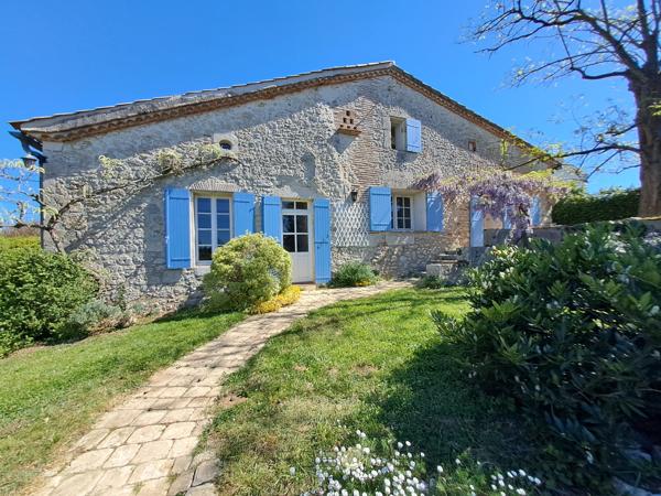 Maison de caractère en pierre dans un hameau .