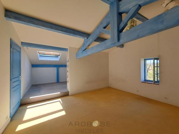 Maison de caractère en pierre dans un hameau .