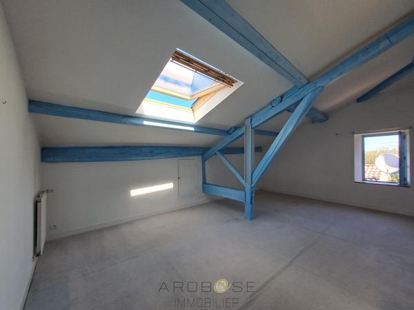 Maison de caractère en pierre dans un hameau .