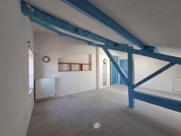 Maison de caractère en pierre dans un hameau .