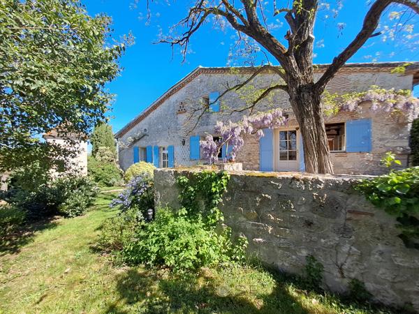 Maison de caractère en pierre dans un hameau .