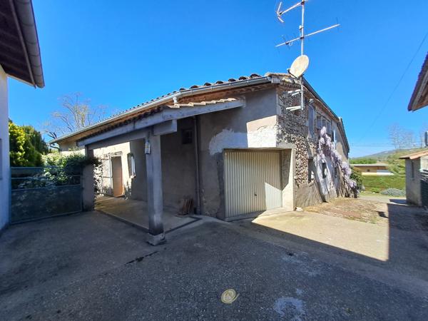 Maison de caractère en pierre dans un hameau .