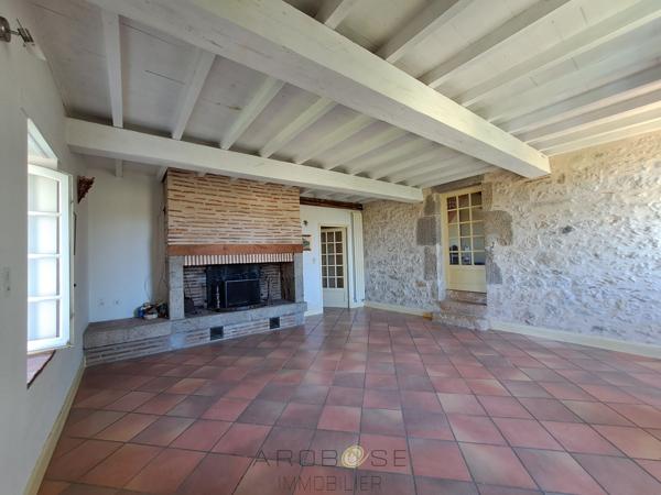 Maison de caractère en pierre dans un hameau .