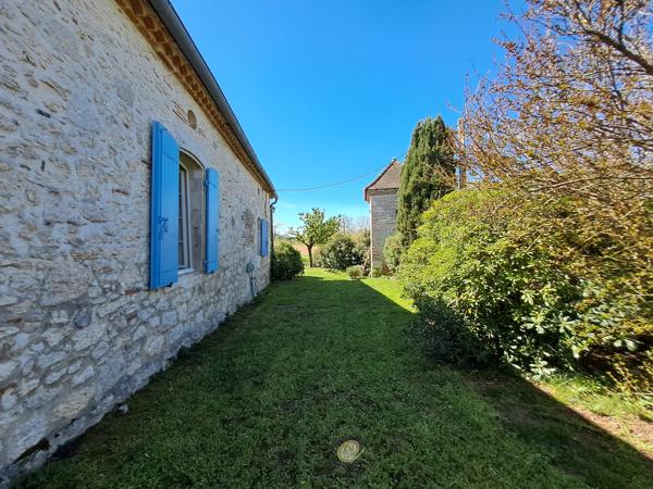 Maison de caractère en pierre dans un hameau .