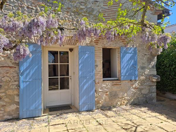 Maison de caractère en pierre dans un hameau .