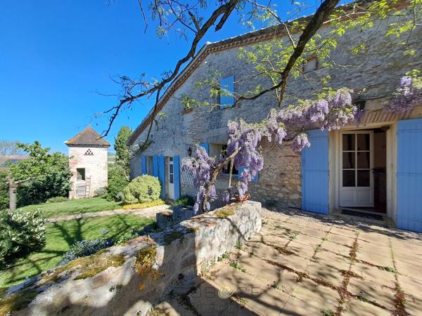 Maison de caractère en pierre dans un hameau .