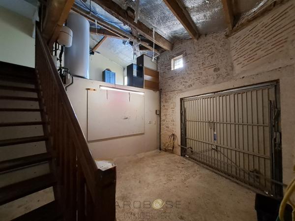 Maison de caractère en pierre dans un hameau .
