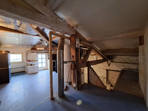 Maison de caractère en pierre dans un hameau .