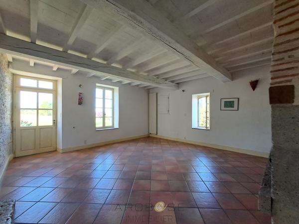 Maison de caractère en pierre dans un hameau .