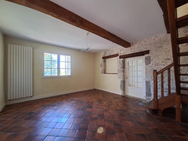 Maison de caractère en pierre dans un hameau .