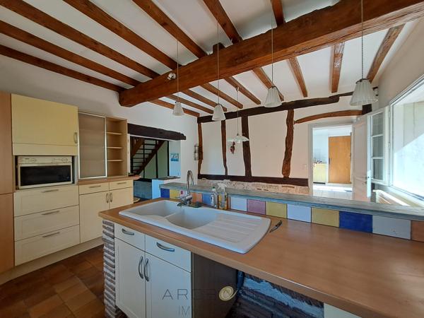 Maison de caractère en pierre dans un hameau .