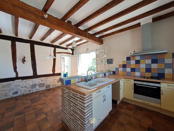 Maison de caractère en pierre dans un hameau .