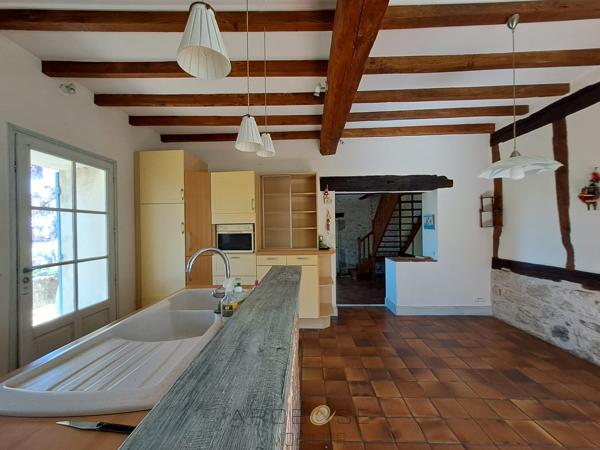 Maison de caractère en pierre dans un hameau .