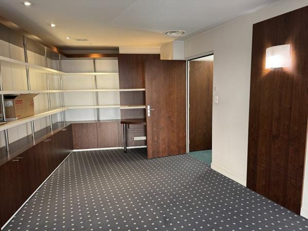 TOURS HYPER CENTRE BUREAUX A LOUER 250 M² PARKINGS TERRASSE OPPORTUNITE