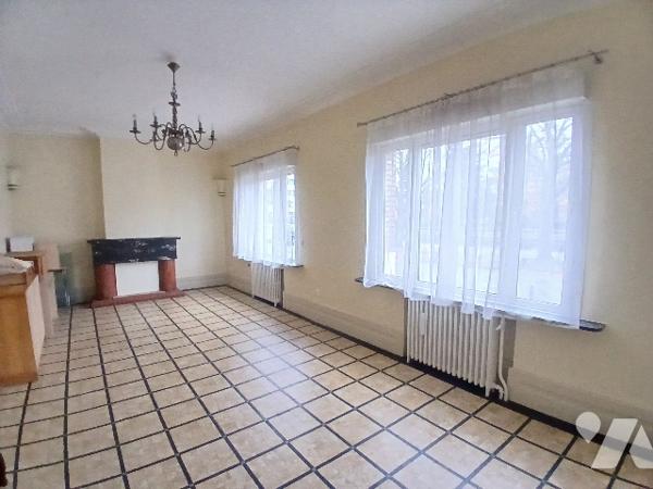 Maison de ville sur les quais de DOUAI. 211m² 5 chambres et 2 bureaux. Hangar d'environ 300m².