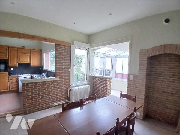 Maison de ville sur les quais de DOUAI. 211m² 5 chambres et 2 bureaux. Hangar d'environ 300m².