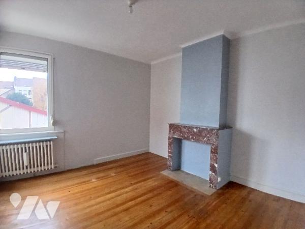 Maison de ville sur les quais de DOUAI. 211m² 5 chambres et 2 bureaux. Hangar d'environ 300m².