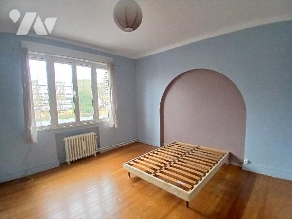 Maison de ville sur les quais de DOUAI. 211m² 5 chambres et 2 bureaux. Hangar d'environ 300m².