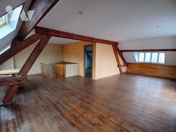 Maison de ville sur les quais de DOUAI. 211m² 5 chambres et 2 bureaux. Hangar d'environ 300m².