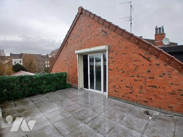 Maison de ville sur les quais de DOUAI. 211m² 5 chambres et 2 bureaux. Hangar d'environ 300m².