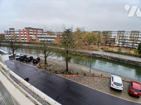 Maison de ville sur les quais de DOUAI. 211m² 5 chambres et 2 bureaux. Hangar d'environ 300m².